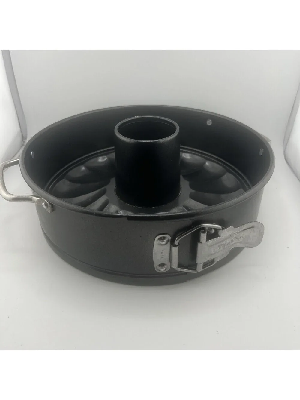 The Pampered Chef 9.5 Inch Nonstick Springform  Bundt Pan Complete PA Scallopped
